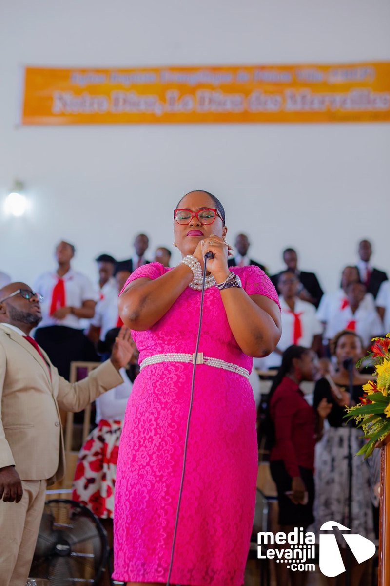 Barbaracassa's tweet image. Se LI k kontwole lavi m
LI taye wòb la sou mezi m
#pwomèspam
#EBEP 
📸: MediaLevanjil Haiti