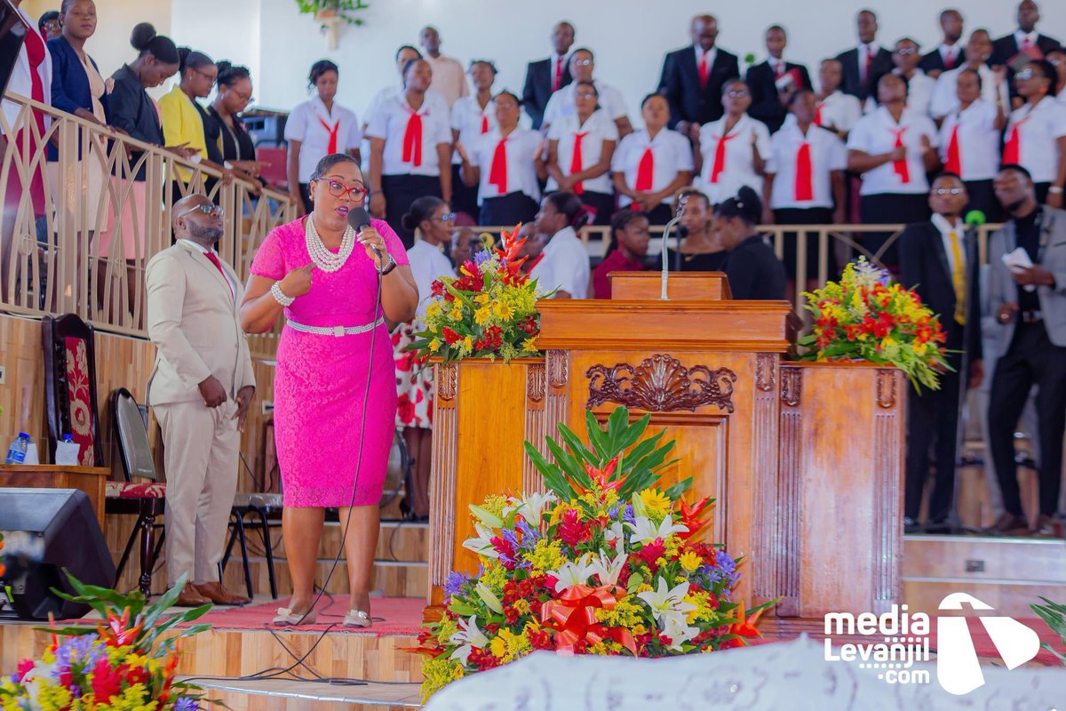 Barbaracassa's tweet image. Se LI k kontwole lavi m
LI taye wòb la sou mezi m
#pwomèspam
#EBEP 
📸: MediaLevanjil Haiti