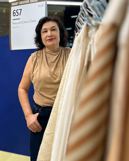 europawire's tweet photo. “Usiamo seta e cotone colorato per creare un twill di lusso. Questo denim è il risultato della combinazione di questi due fili: seta nell’ordito e cotone nella trama”, spiega Francisca Vieira, CEO di Natural Cotton Color https://t.co/D3G9NBKy8W #Calunga #Maracatu #MFW #CotoneBiologico #ModaSostenibile #TradizioniCulturali #AfroBrasiliano