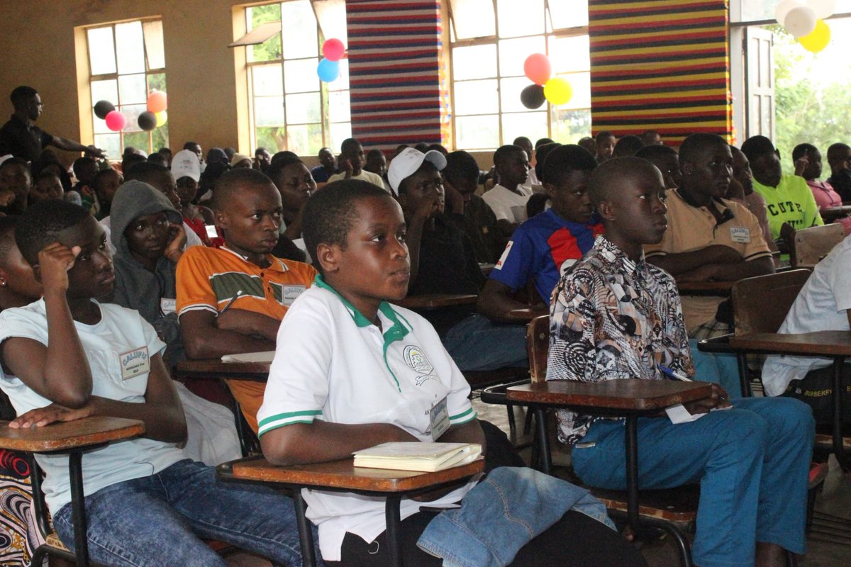 ProfsFLEouganda's tweet image. Multilingualism is the key to international relevance CALUFU, under the banner of &quot;Apprendre et s&apos;amuser,&quot; is more than a camp—it&apos;s a step towards making Ugandan students globally competitive. &quot;Le multilinguisme est la clé de la pertinence internationale.&quot; #CALUFU2024 #LanguageEd