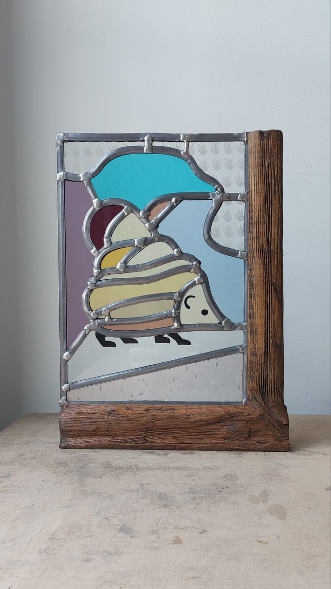 Student Ilse Veenstra (Vormgeven &amp; Ambacht - glas) ontwierp een glas-in-loodpaneel met een tegenstelling: scherp en soft. Zie jij de tegenstelling in dit paneel? Benieuwd geworden naar nog meer werk van onze studenten? Bezoek onze open dag op 3 nov 🙌! #sintlucas #creatiefvakman