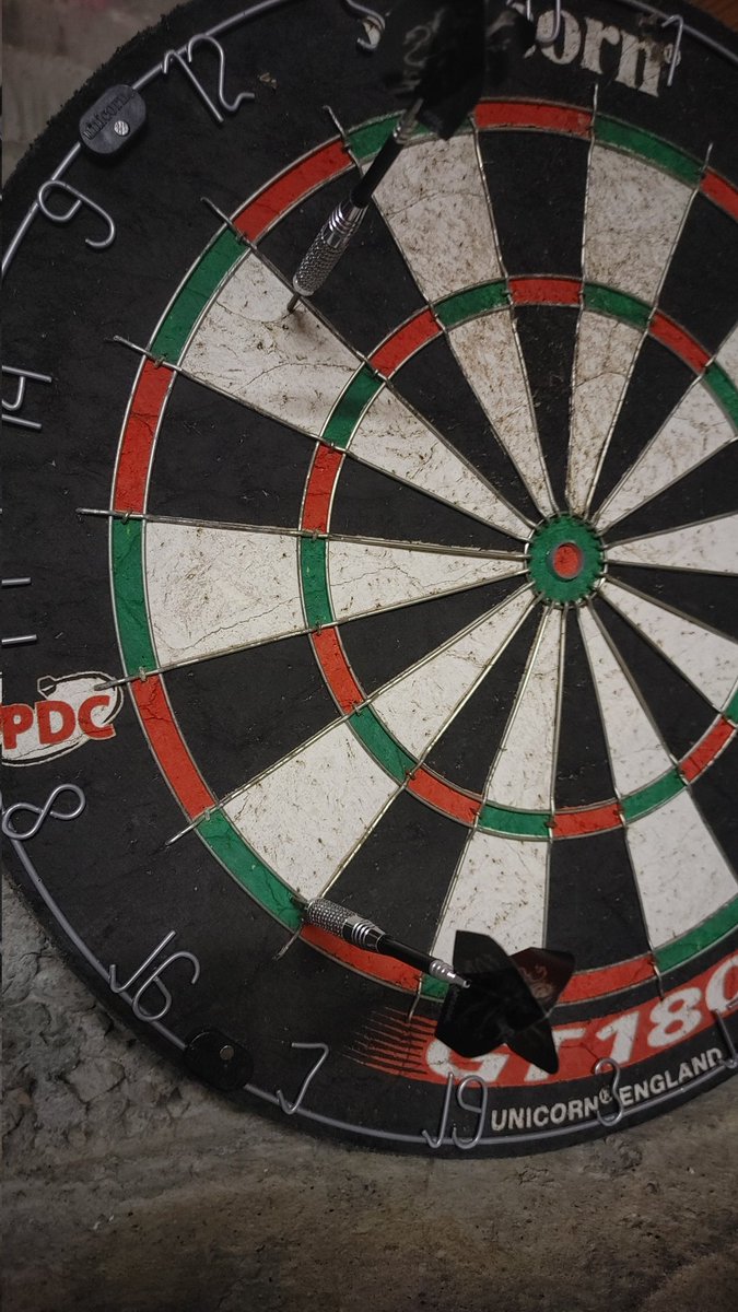 RudyFrassi's tweet image. Finiti i festeggiamenti (in famiglia) è tempo di ringraziare quanti mi hanno augurato il meglio per questo mio 41° genetliaco (qui chiuso come la bibbia delle freccette vuole al 9 Doppio 16 ma magari il mio idolo Gary Anderson avrebbe preferito 1 D20)!!!