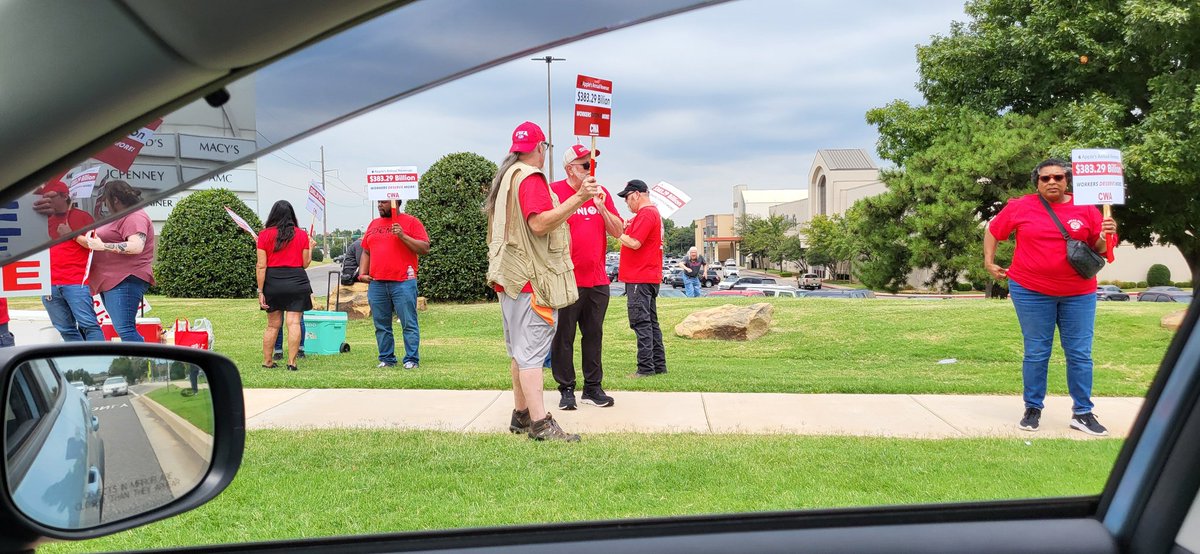 OKCOLF's tweet image. COLF joined workers of Apple and Union Members of Communications Workers of America (CWA) for an informational picket against Apple. Thank you to everyone who attended and showed their support!!