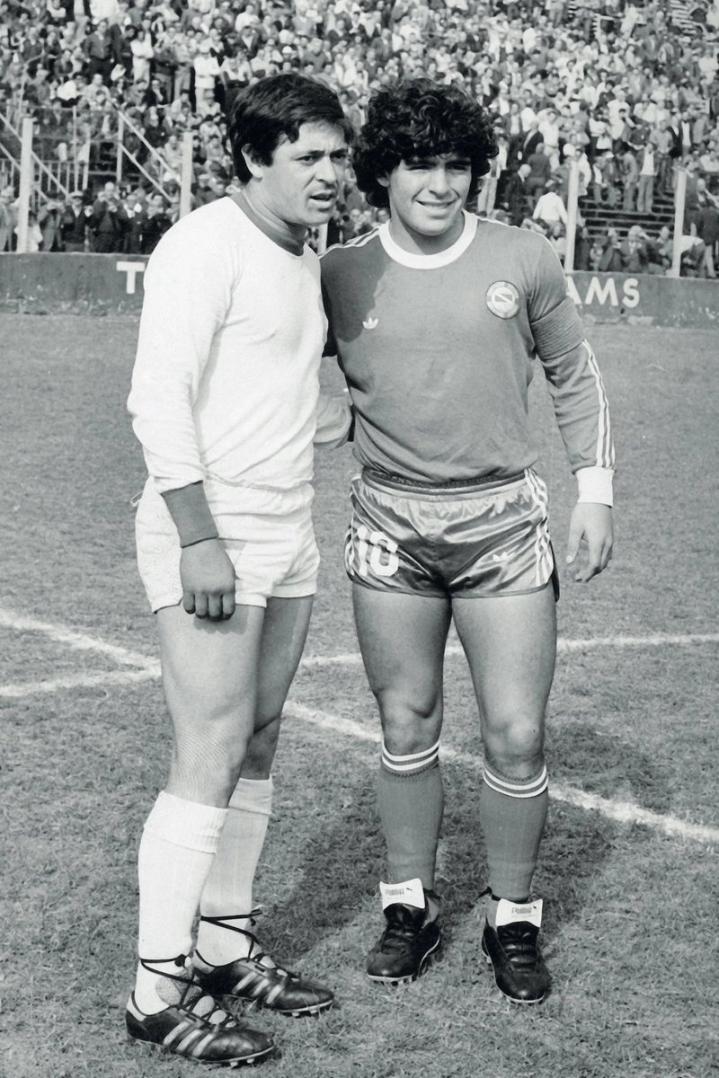 Los hombres sensibles de flores,amamos la pelota, nos gusta jugar por jugar.Pícaros morfones nos encanta gambetear. La academia mató el engaño, ahora nadie quiere arriesgar. Todo se ha nivelado,casi que no hay craks.Aprenden solo el control y el pase, ¿y la gambeta? ¿Dónde está?