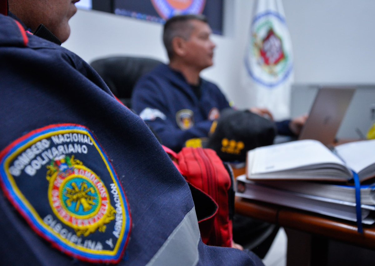 #AHORA || Desde la sede de @ven_911oficial, el Vicemin. de Gestión de Riesgo, Alm. Juan Carlos Oti, lideró una mesa de trabajo con representantes del Sistema Nacional de Gestión de Riesgo de Caracas y Miranda.