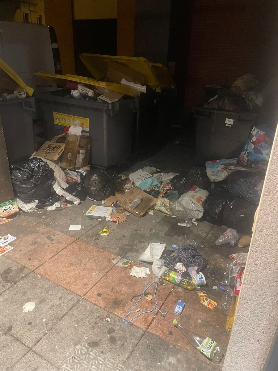 kallamite's tweet photo. @olivierbianchi1 
Alerte CROUS de la Gare de Clermont Ferrand 
Défaut d’entretien à l’extérieur comme à l’intérieur # mépris  des Étudiants 
# mépris du quartier de la Gare https://t.co/6zyPYvEFyt