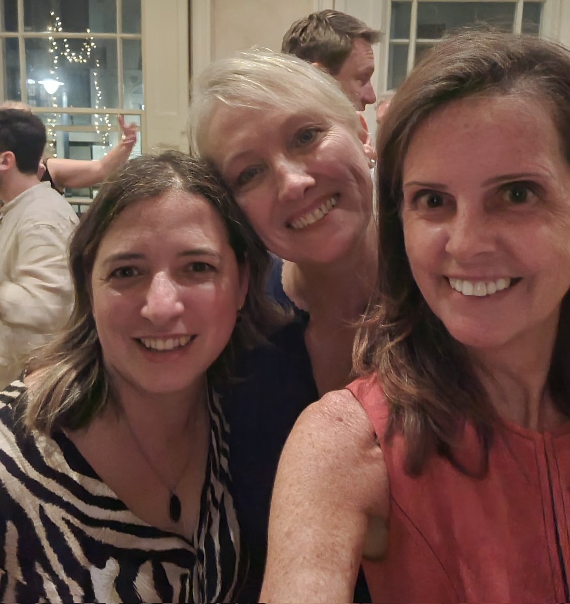 LucyBeresford's tweet image. Who needs Oasis, when you&apos;ve got the #tomorrowspaperstoday band back together.

@MartineBBC @RMCunliffe @soniasodha @JoeTwyman @sam_lister_ @jacksurfleet @martinbentham @johnestevens @wallaceme @KevinASchofield @KateMaltby @BenedictePaviot #BBCPapers