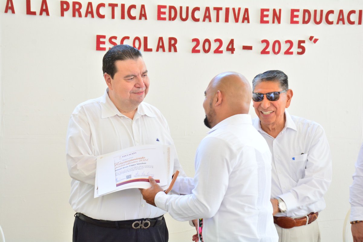SETabasco's tweet photo. El secretario de Educación, Luis Rodrigo Marín Figueroa, encabezó la entrega del Reconocimiento a la Práctica Educativa en Educación Básica, a 83 maestras y maestros de nivel preescolar, primaria, secundaria, educación especial y educación física que fueron galardonados. ⬇️ https://t.co/ioT1VtRDR5
