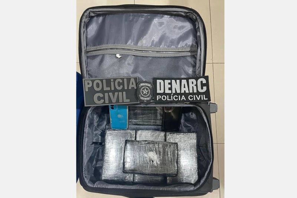 Liberal_Noticia's tweet photo. Homem é preso em flagrante com drogas escondidas dentro de mala em hotel de Belém https://t.co/HDRGf6BzsV https://t.co/5zf5ysGYb4