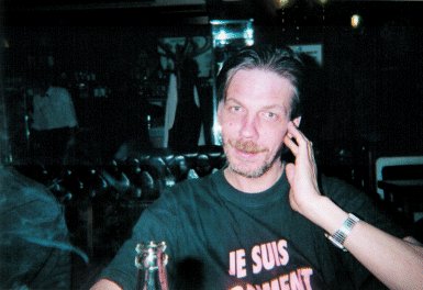 Une nuit de décembre 1995, un ancien routier marginalisé appelle l’antenne de Fun Radio depuis une cabine téléphonique. Il récite en direct des poèmes d’amour... peu inspirés. L’animateur, Max, se gausse, mais le poète est insensible à la critique et rappelle les jours suivants.