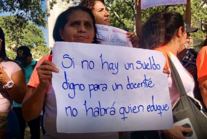 monitordesca_ve's tweet photo. Más del 50 % de los docentes venezolanos, han dejado las aulas de clases para dedicarse a otras labores que les permita tener un mayor ingreso económico.

El Estado, al no crear políticas de atención para los educadores, pone en riesgo el futuro del país.

#MonitorDescaVe https://t.co/XCOo9WBhUY