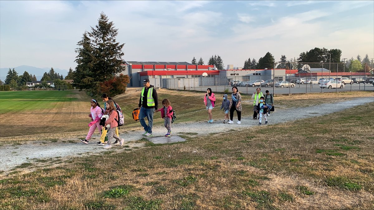 Fraserhealth's tweet photo. Some students in @CityofDelta and @Mission_BC are heading back to #school on the Walking School Bus.

Supervised student groups walk predetermined routes with planned stops to pick up or drop off kids – just like a regular school bus. 

Learn more: https://t.co/jY0DAApneB https://t.co/gSF3zZ949D