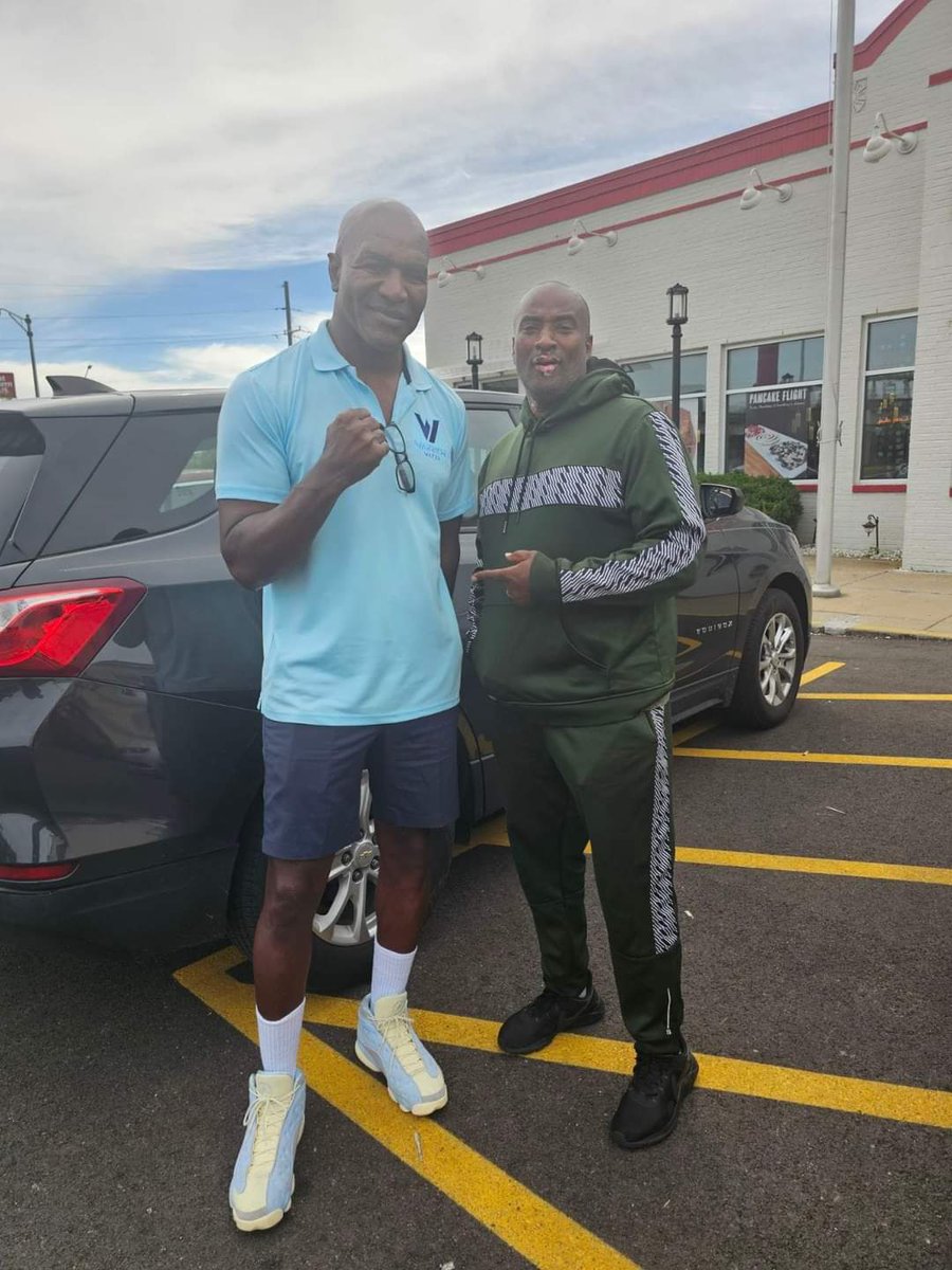afavorite7's tweet image. Ran into the Champ today
Evander @holyfield
A humble Superstar