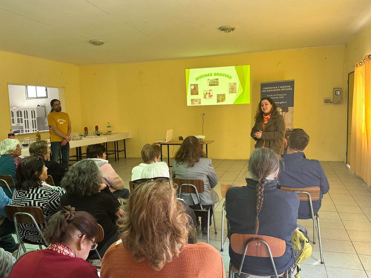 Hasta la Junta de Vecinos Libertad N°5 de Vallenar, llegó la SEREMI <a href="/MMAAtacama/">Seremi Medio Ambiente Atacama</a> <a href="/nata_penroz/">Natalia Penroz Acuña</a> para encabezar la ceremonia de lanzamiento del Proyecto “Compostaje y Huertas, una Asociación Virtuosa” que busca reducir los residuos domiciliaros orgánicos en la población.