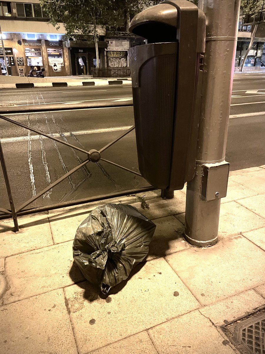 capitalmugre's tweet photo. Abandonada a su suerte por quienes creía que eran su familia… #madridsucio #madridcapitaleuropeadelamugre https://t.co/7ddvyNI5NW