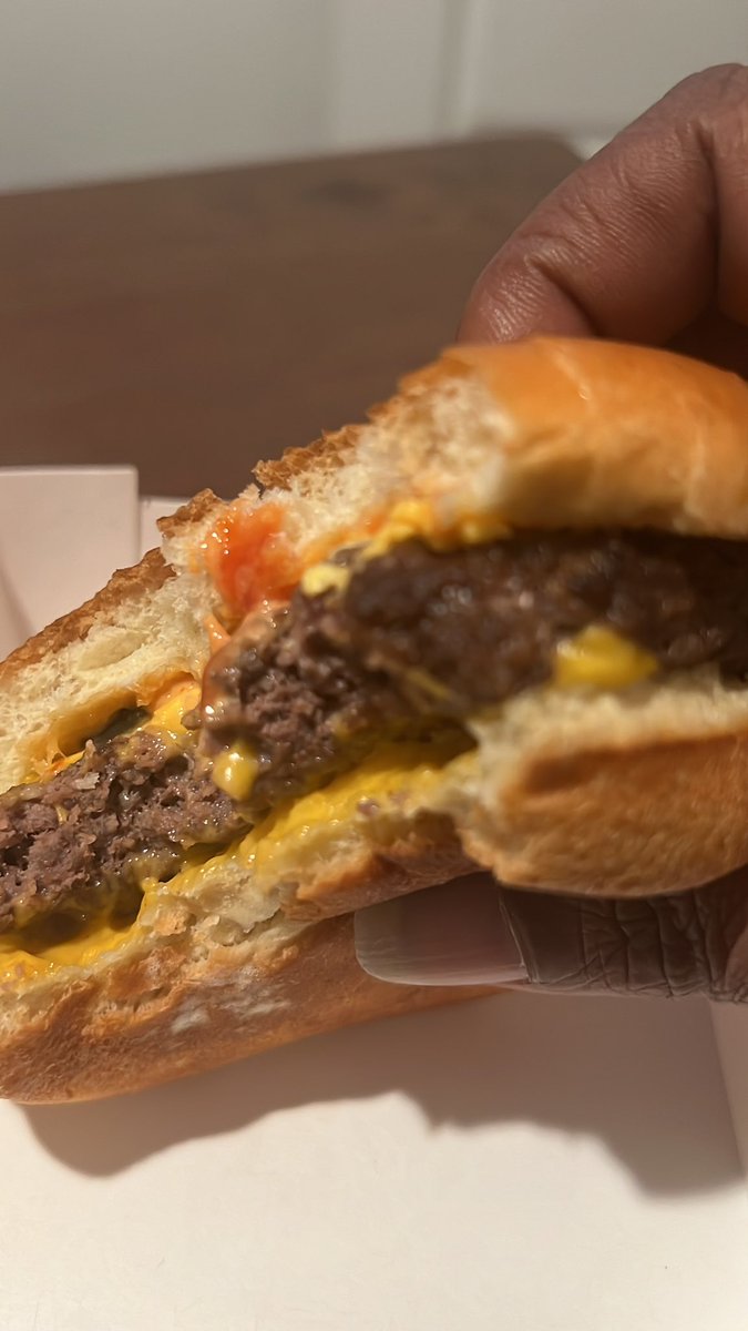 ComedianDebo's tweet photo. @JackBox said this a #smashburger but it is not 🤷🏾‍♂️🤦🏾‍♂️ snowcone head ass betta call @trillburgers #bunb save em ! Ole fat ass burger https://t.co/sWdMfzgbqS