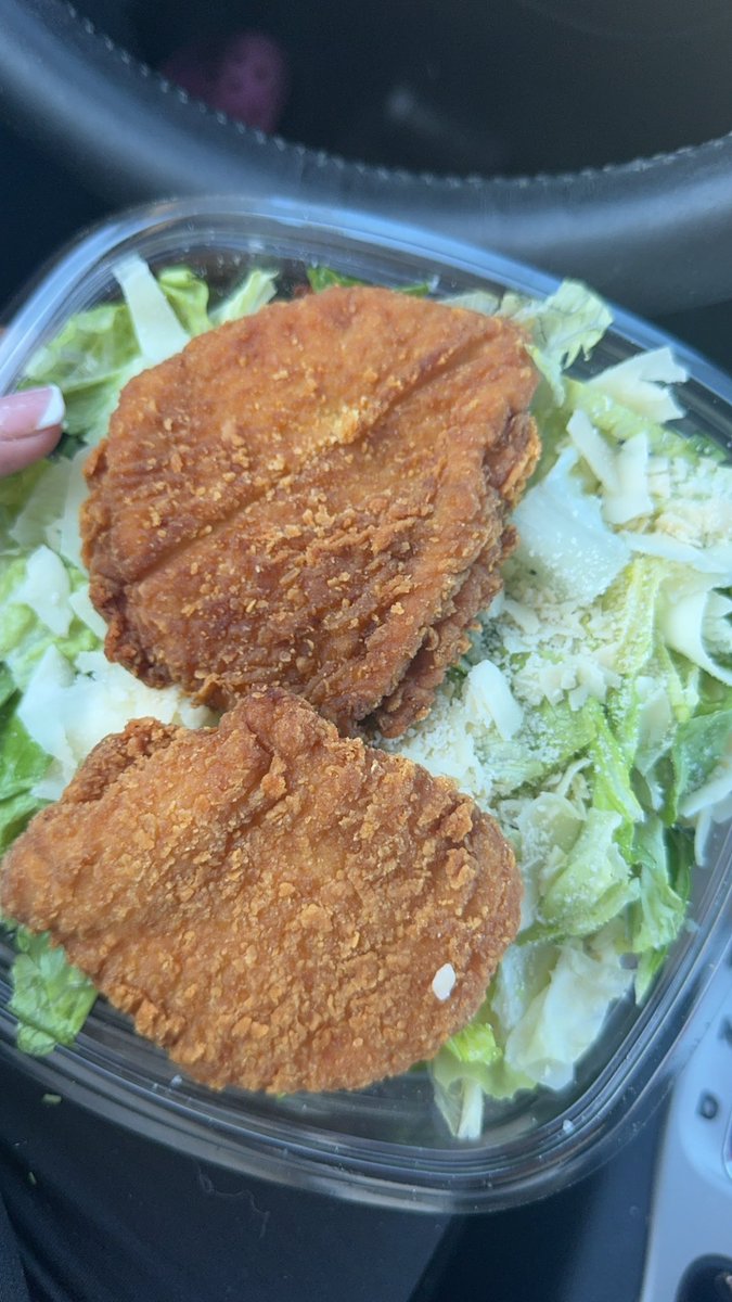 beany_hanas's tweet photo. @Wendys needs their ass beat for this shit here 🤢 wtf am I suppose to do with this I thought this was going to be an actual salad they gave me a whole hen lettuce and this sour smelling Parmesan cheese take this shit off the menu. This is not salad. https://t.co/S5ktFrWSV2