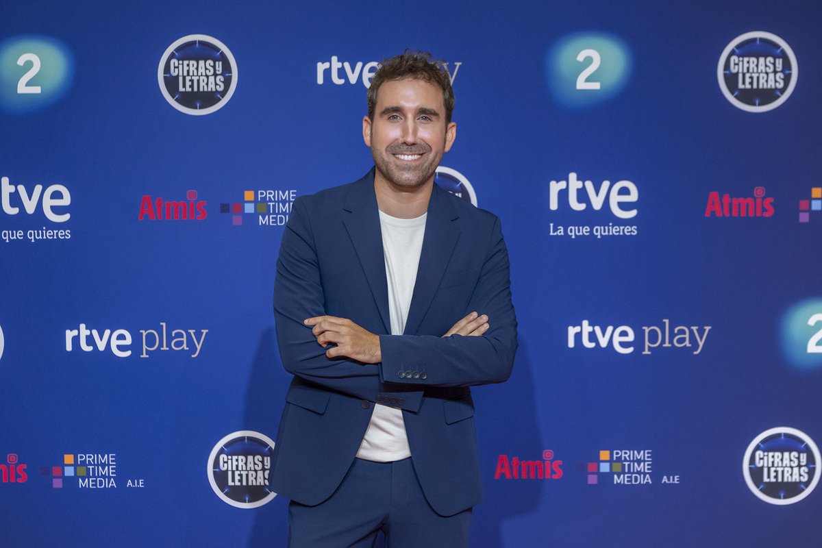 ¿Sabes quiénes están al frente de "Cifras y Letras"? 🎓 
Aitor Albizua es el presentador, acompañado por los expertos David Calle y Elena Herraiz.

 ¡Varias novedades esperan en esta temporada! 📊 #CifrasYLetras #La2

tutele.net/2024/09/04/qui…