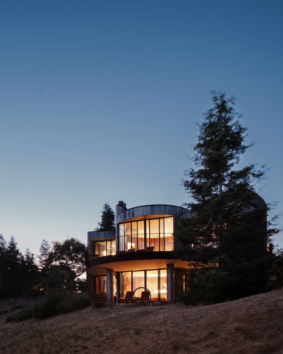 The Pacific Suite's, with their expansive glass windows and curved wooden exteriors, provide stunning panoramic views of the Pacific Ocean, creating a seamless integration with the serene environment of Big Sur.

photography #electrokardiogram

#postranchinn #michelinkey