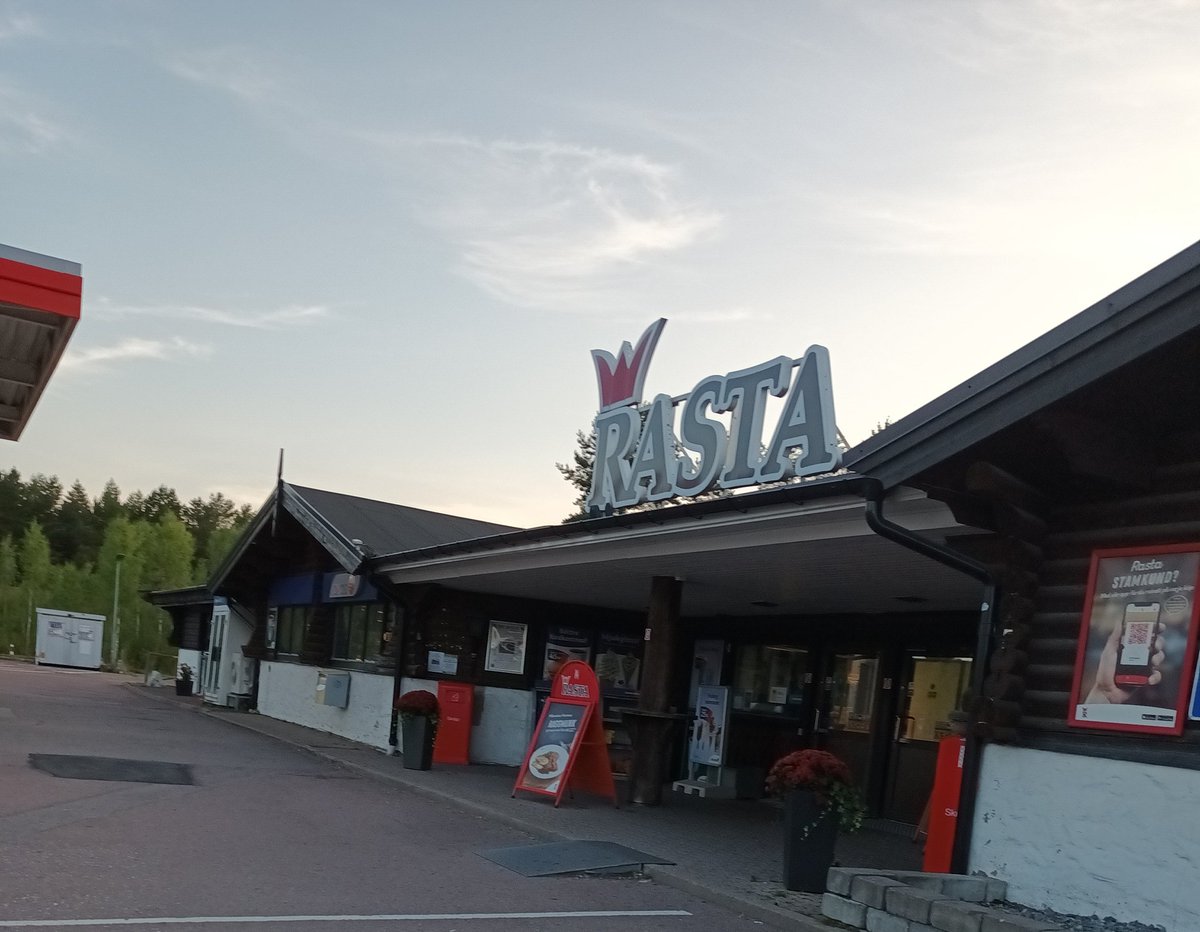 kristallnaach's tweet photo. Gleich #Stuga? Nöö..haben Hunger!
😘Vom #See liegt #Rasta am Weg😇
#Dagenslunch 😝♥ #Dagensmenü
#Pannbiff..#Kaffee..#Salat..Getränk
#Vänern #Karlstad #Autobahn #E18
#Schweden 🇸🇪 #Sverige 🦌#Sweden
#Elchenländle24 💙💛 #Värmland https://t.co/lhn16fCEQf