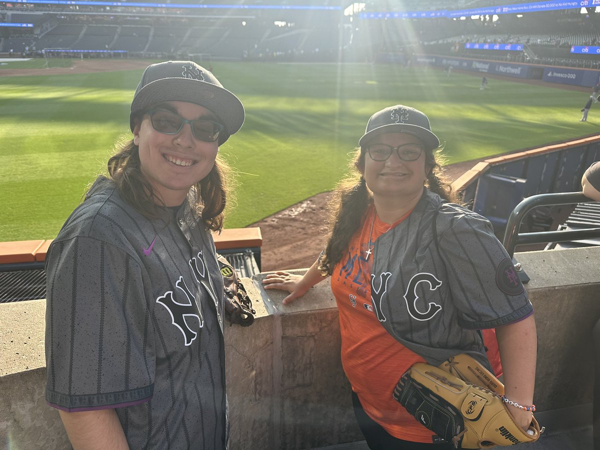 JConstantinides's tweet image. DUNK O CHINOSSSS and COOLADA for these ladies 
#MetsPregame