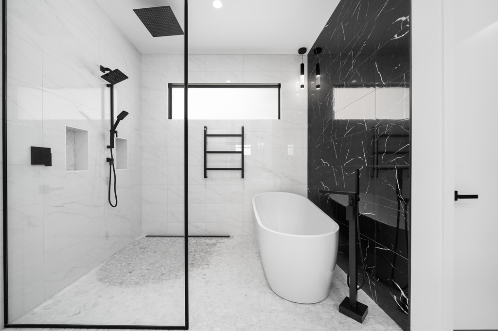mkldesignstudio's tweet image. Elevate your daily routine in a bathroom that&apos;s both stylish &amp;amp; functional. This space features contrasting black &amp;amp; white elements, &amp;amp; luxurious finishes for a spa-like experience at home 🛁✨
•
•
•
Builder: @sunset_homes
Interiors: @mkldesignstudio

#MKLDesignStudio #YYCDesign