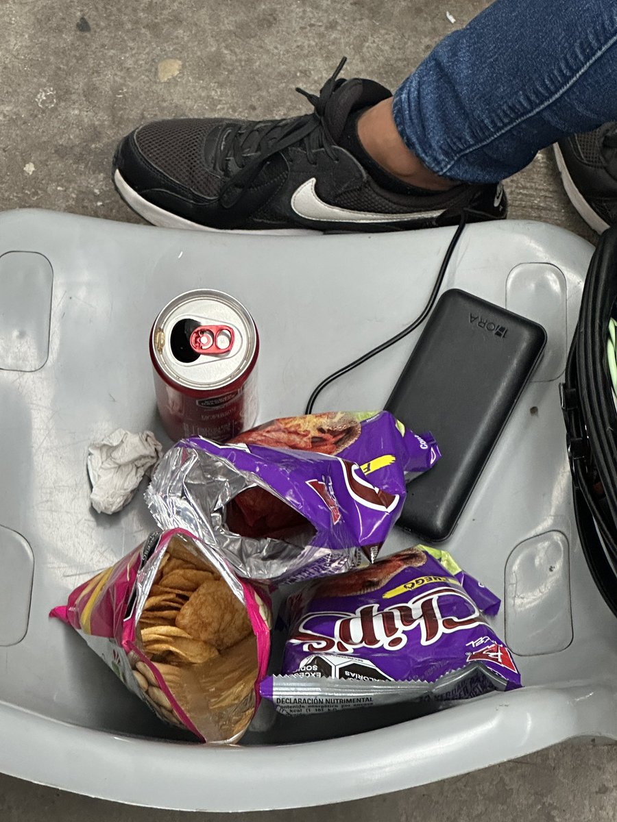 Por mucho, le
Fue mejor a los paleros con el huevito con catsup, aquí en la sede alterna de <a href="/Mx_Diputados/">H. Cámara de Diputados</a> apenas si llegamos a sabritas…. ah y ni alcanzamos todos