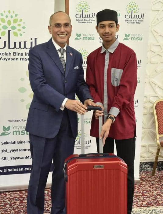 MohdShukriYajid's tweet photo. Officiated the launching of the @sbiyayasanmsu flagship Mukhayyam Madinah 2024, a community school project supported by @YayasanMSU. Already into its 3rd year, this significant initiative drives holistic education &amp; mobility for a wholesome mindset &amp; built character @MSUmalaysia https://t.co/cIjyfrMYTo
