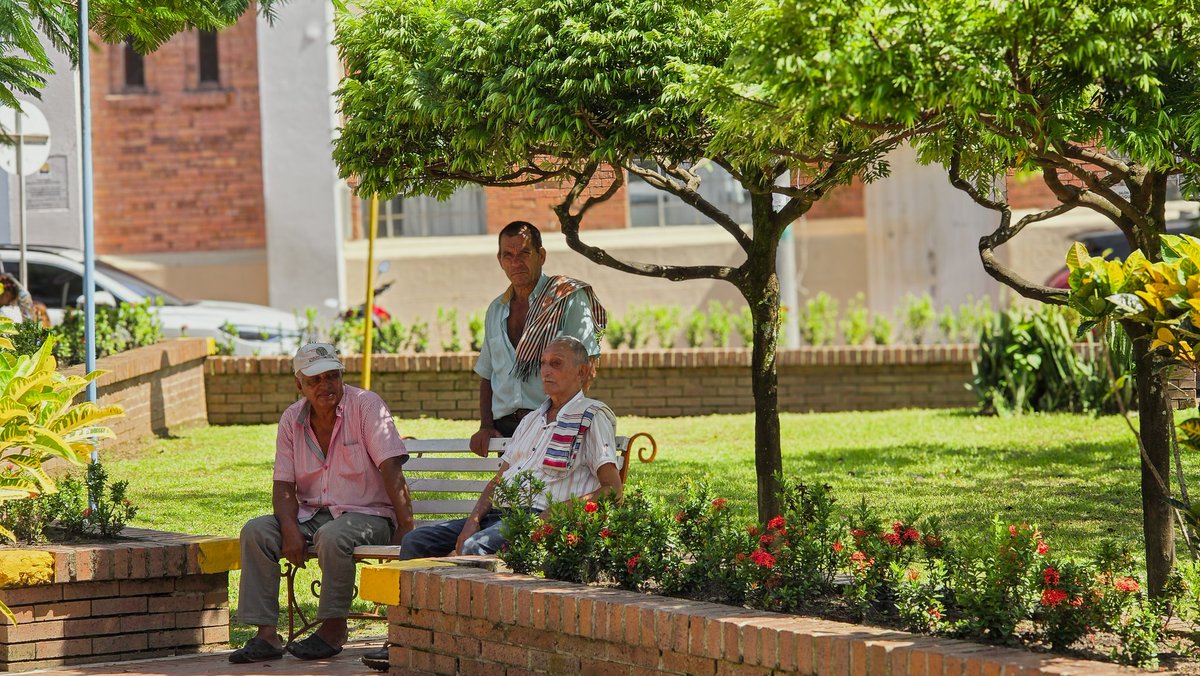 Ondippulee's tweet photo. There is nothing more relaxing than a good old gossip in the main plaza after a long day. To their right, is the main church. Behind them is the townhall. Infront and to the left are commercial establishments. This is how the main plaza of a Colombian town is.
#ProjectMeta https://t.co/o0x42z9Q5c
