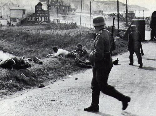 CanadasMiliHist's tweet photo. At Pourville, outside Dieppe, wounded Canadians lie at the side of the road as the battle continues in the background. 19 August 1942.
#DieppeRaid
https://t.co/kHoYPpJtok https://t.co/r4c4z3FBxO