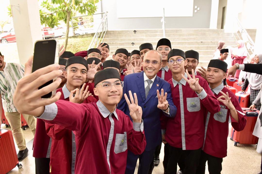 MohdShukriYajid's tweet photo. Encouraging participation among the students and support from parents for the Mukhayyam Madinah 2024, a flagship program at @sbiyayasanmsu.  An impactful program initiated through the strong teamwork &amp; commitment between parents, teachers and @YayasanMSU. Have a safe journey. https://t.co/a8lvHKRf5J