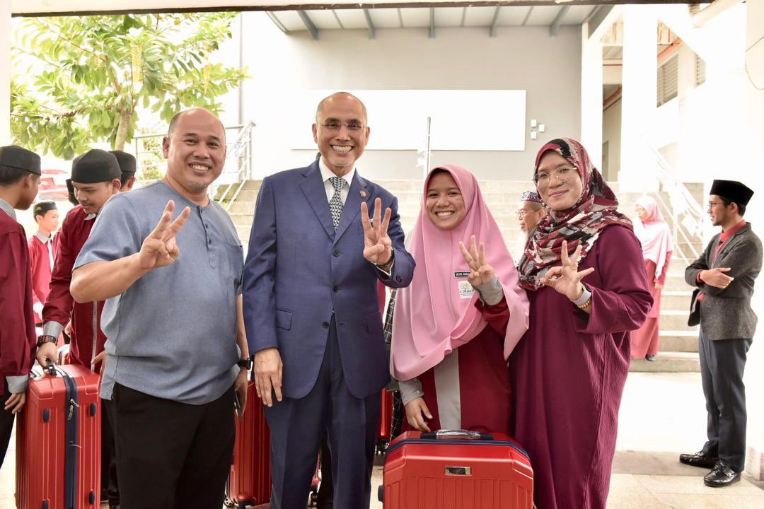 MohdShukriYajid's tweet photo. Encouraging participation among the students and support from parents for the Mukhayyam Madinah 2024, a flagship program at @sbiyayasanmsu.  An impactful program initiated through the strong teamwork &amp; commitment between parents, teachers and @YayasanMSU. Have a safe journey. https://t.co/a8lvHKRf5J
