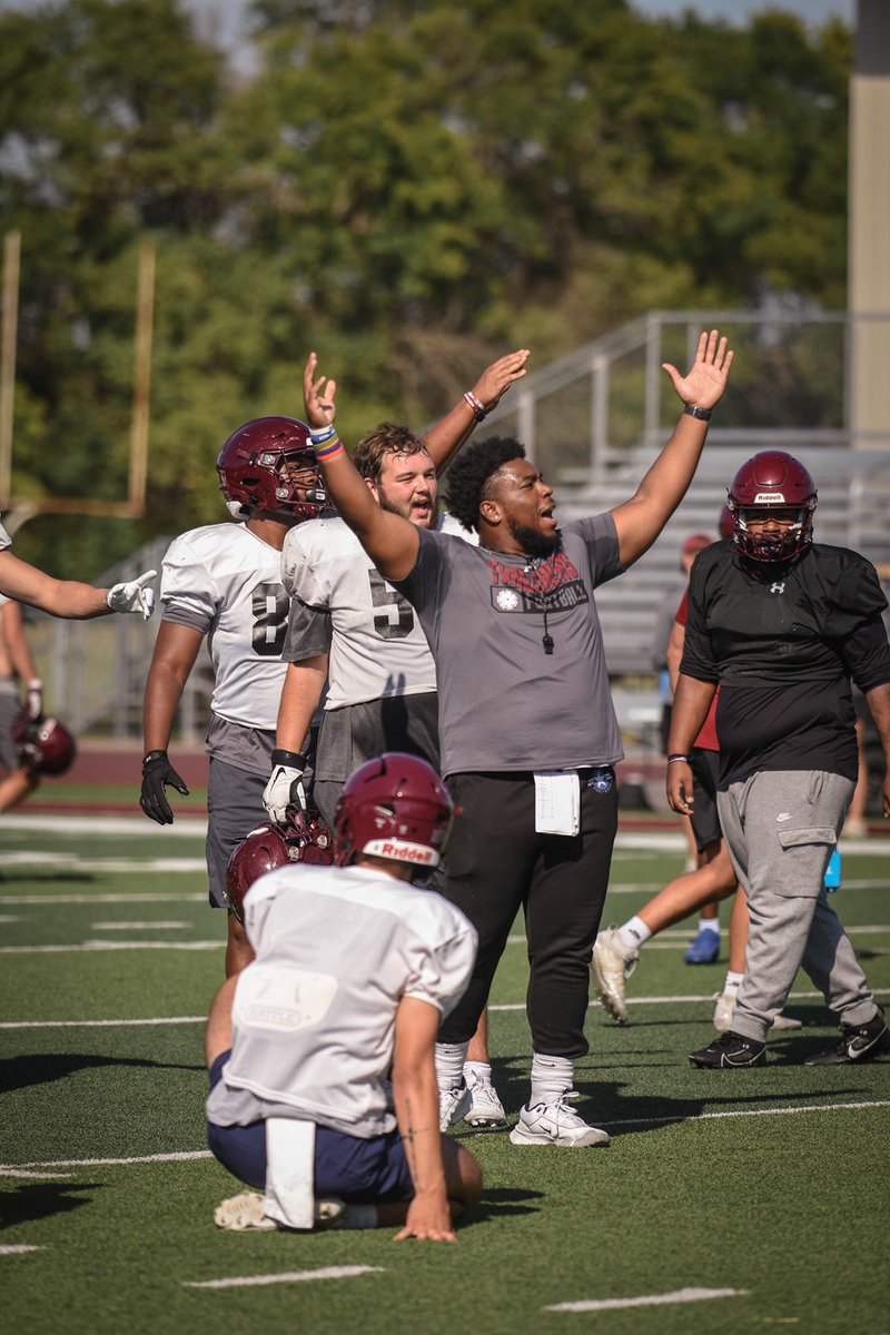 behind the scenes 📸🎥🏈⚙️

broxtermanava.myportfolio.com/fball-practice…