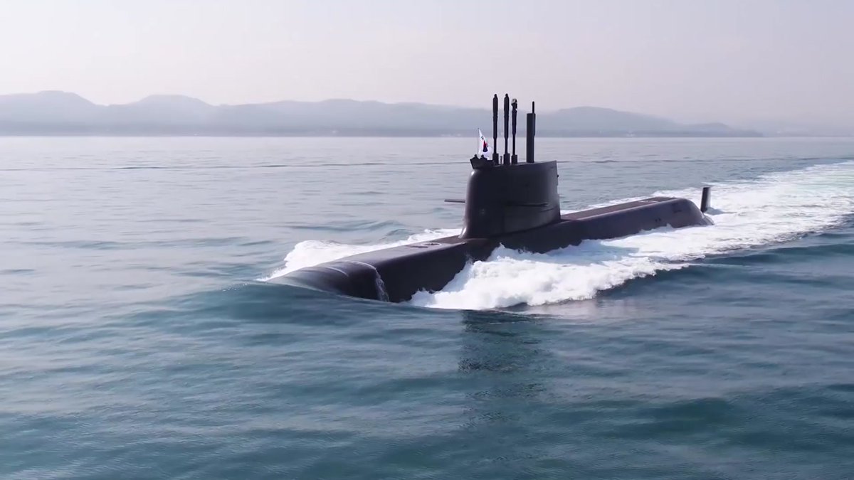 KDefenseInsight's tweet photo. Designed by #HanwhaOcean, the #KSSIII is a state-of-the-art diesel-electric #submarine. Equipped with torpedoes, anti-ship and cruise missiles, and vertical launchers for SLBMs, it uses AIP and lithium-ion batteries to stay submerged for over three weeks. https://t.co/4cQnlKPcFP