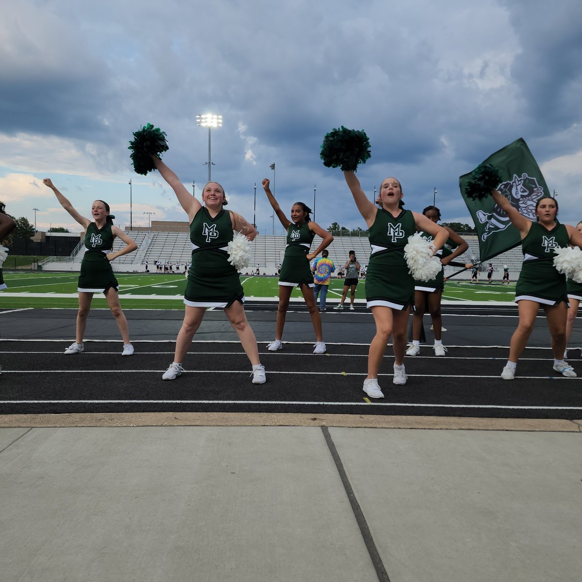 HornetBuzzMPMS's tweet image. 4th quarter!
Hornets 27
Bobcats 7
#MPMS2025 #FootballMPMS #CheerMPMS