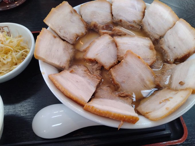ところで昨日の昼は、
チャーシューと欲望にまみれて来た。

身体への栄養補給と、精神への着火

喜多方ラーメン坂内・メガ盛り焼豚ラーメン
9月13日まで🍖! 