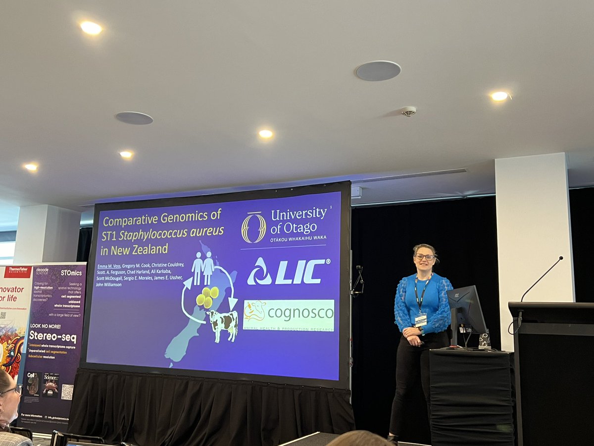 🧬<a href="/EmzVoss/">Emma Voss</a> (<a href="/otago/">University of Otago</a> &amp; <a href="/LICnz/">LIC</a>): Comparative #Genomics of ST1 Staphylococcus aureus in NZ
🦠460 bovine, 9 human isolates sequenced
🧫New bovine-derived ST1 reference genome
🔍Host-specific clustering
🐄Bovine MGE key for host adaptation
🤝#OneHealth approach needed
#QRW2024