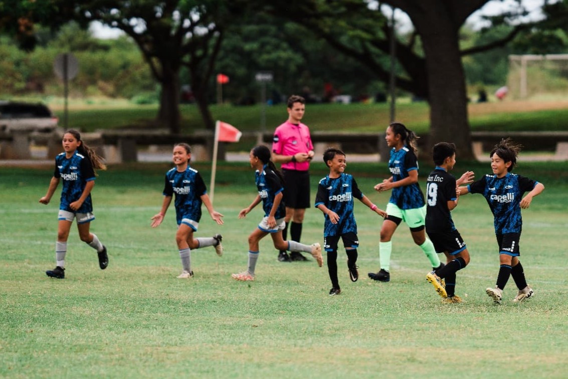 PacificRimCup's tweet photo. From Hawaii to all over the world, the smiles say it all. We’re building bridges and friendships through soccer🌏🤝

#PacificRimCup Official Website
👉https://t.co/3WtMCOKGD2

#Hawaii #Honolulu #BlueUnited #SeattleSounders #MLS @deloitte_jp @OutriggerResort @IACETRAVEL https://t.co/m5fmgP13aq