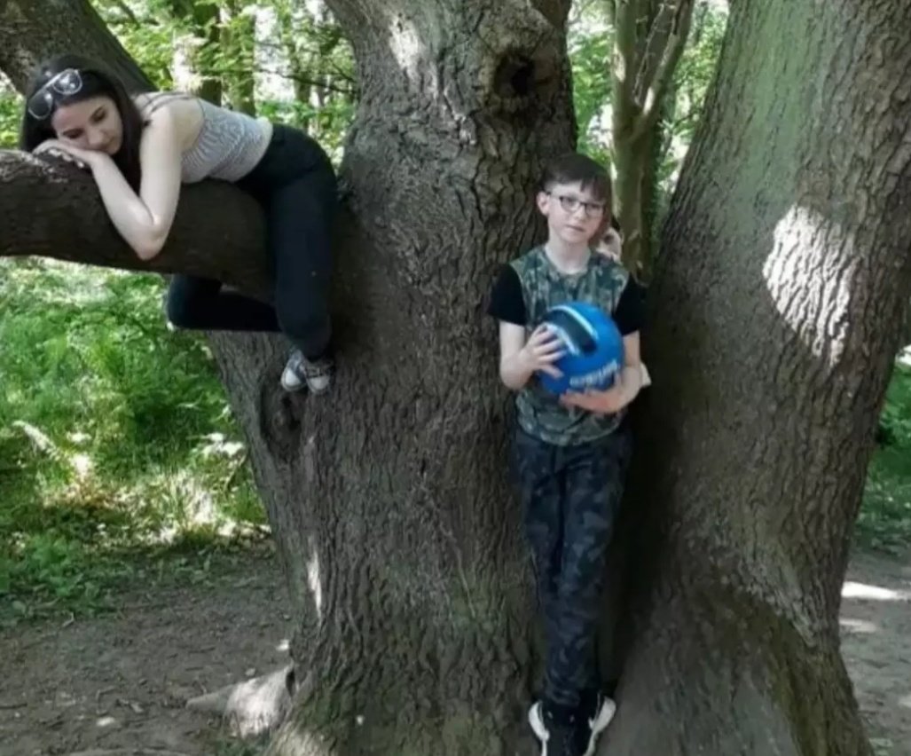 ForteanNewsPod's tweet photo. Is this paradelia or is there another face behind the boy? https://t.co/TA5LoSJXCj