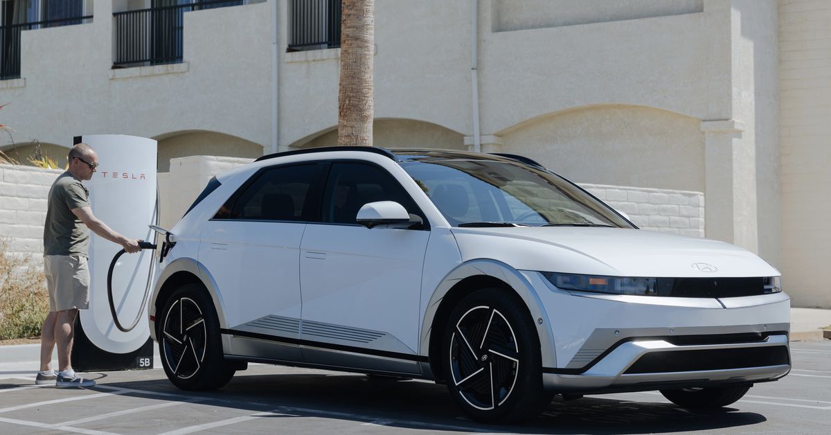 oneVerge's tweet photo. Hyundai’s first EV with native Tesla Supercharging is the new Ioniq 5 https://t.co/V4gTUvXfwo https://t.co/m1mGtwkjb0
