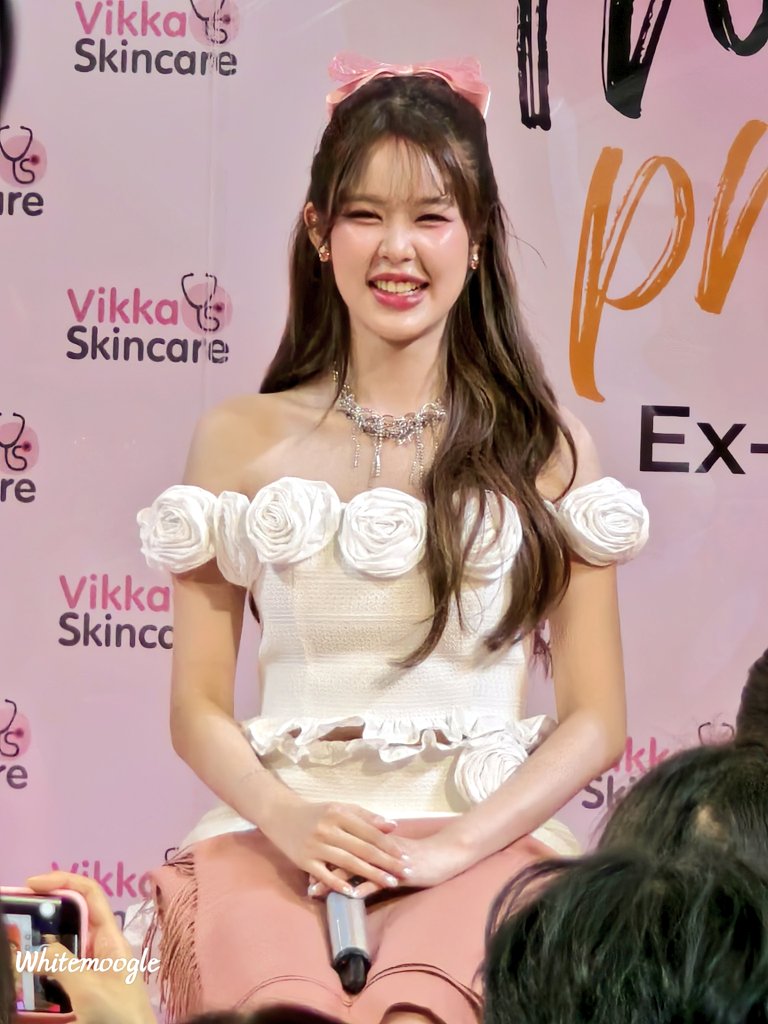 Whitemoogle tweet media