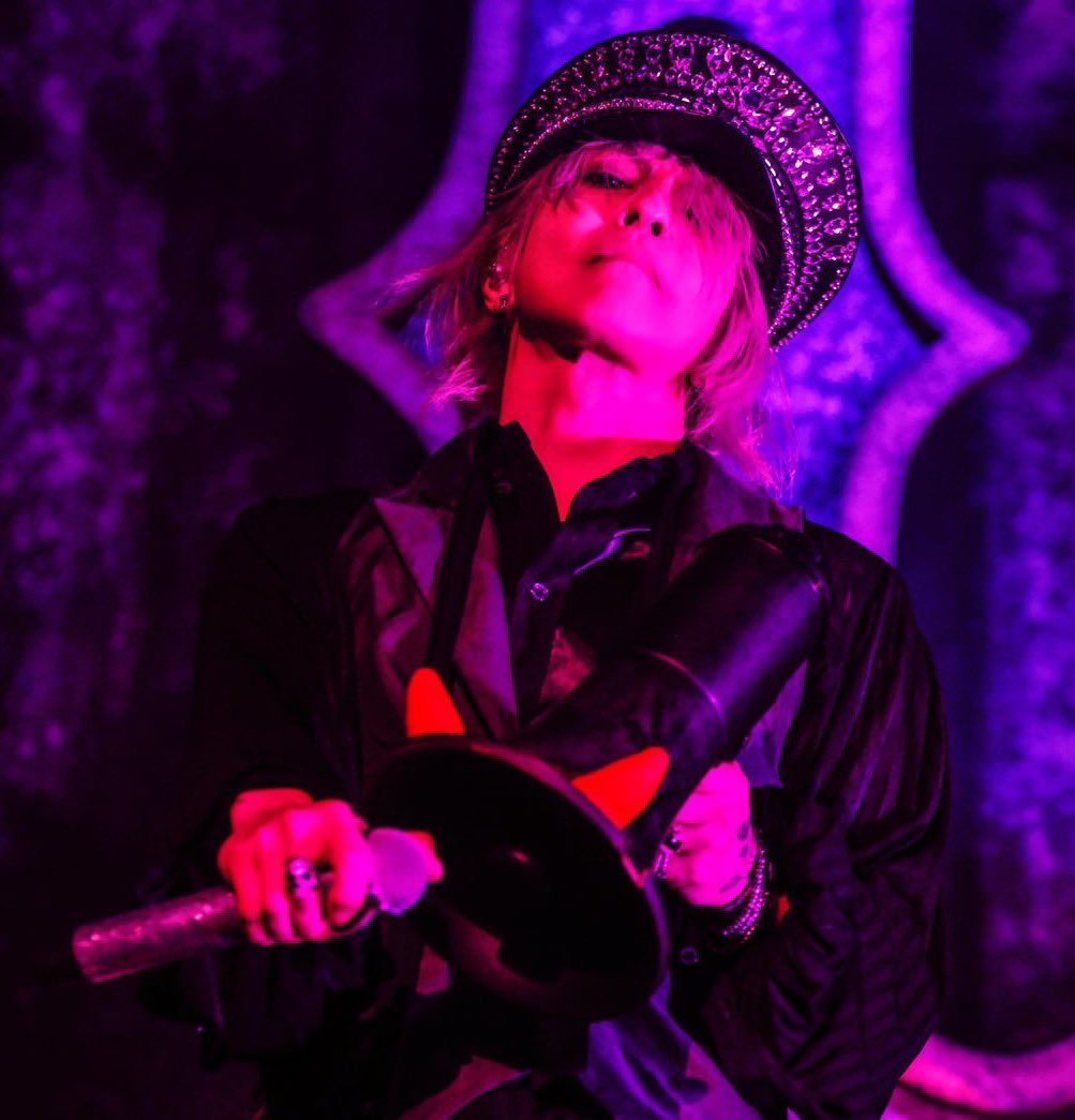 YU18862090's tweet photo. HYDE［INSIDE］配信9日前
04. TAKING THEM DOWN
メタルコアなのにキラキラした感じが大好き✨シンガロングでHYDEさんと一緒にあがるの最高に気持ちいい！Mr.ジュリアンとYasさんのツインギター🎸メロディアスでやばい！HYDEさん無敵💓激しいシャウトも最高最強！
#HYDE #INSIDEHEAD  #配信まであと9日 https://t.co/G1qs77srre