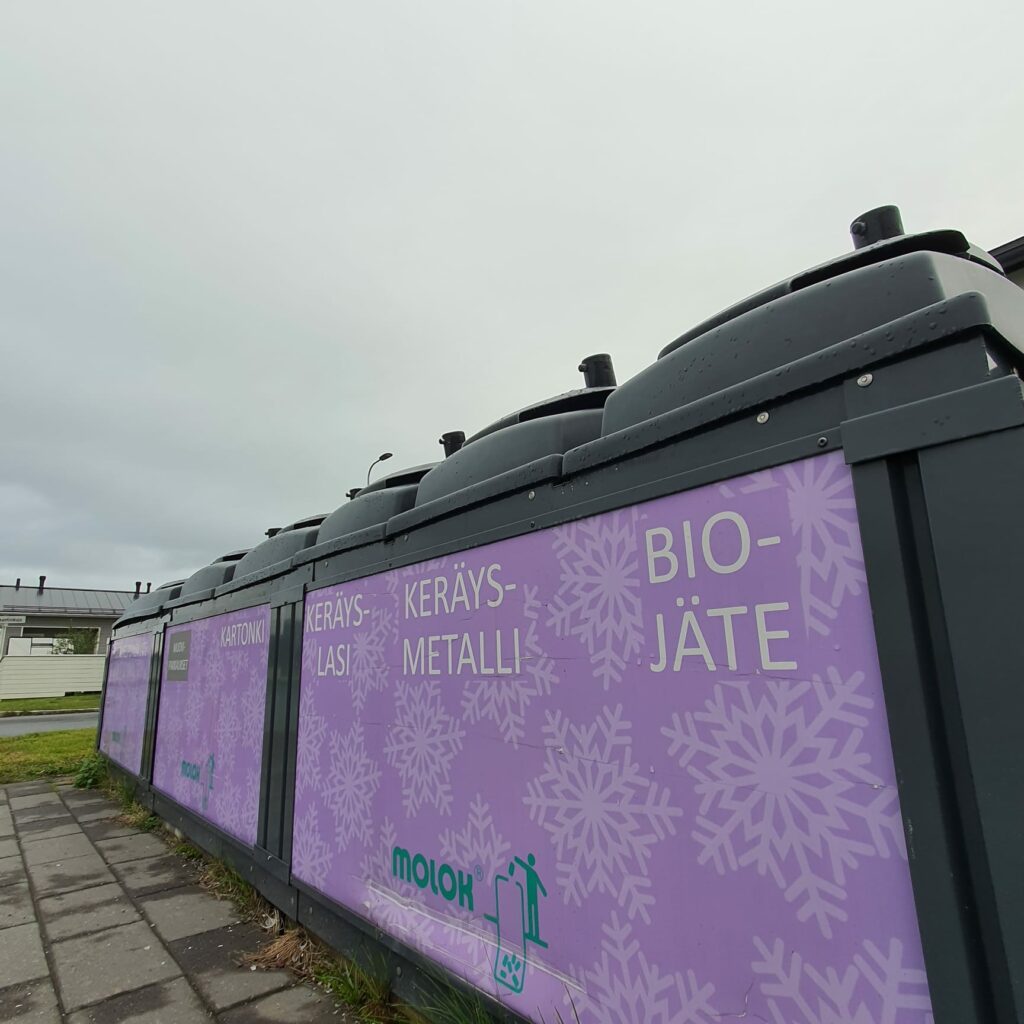 Hiukkavaaran Soittajankankaan pientaloasukkaat Oulussa ovat tyytyväisiä jätteiden korttelikeräykseen. Suurin osa toteuttamaamme kyselyyn vastanneista alueen asukkaista suosittelisi vastaavaa keräysmallia myös muualle.

Lue lisää sivuiltamme: kiertokaari.fi/maailman-paras…