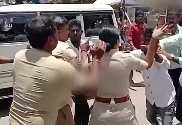 JournoPG's tweet photo. பெண் டிஎஸ்பி மீது தாக்குதல் நடத்திய 8 பேர் மீது வன்கொடுமை தடுப்புச் சட்டத்தின் கீழ் வழக்குப்பதிவு
 #Aruppukottai #DSPAttack https://t.co/1GhrlYpWdz