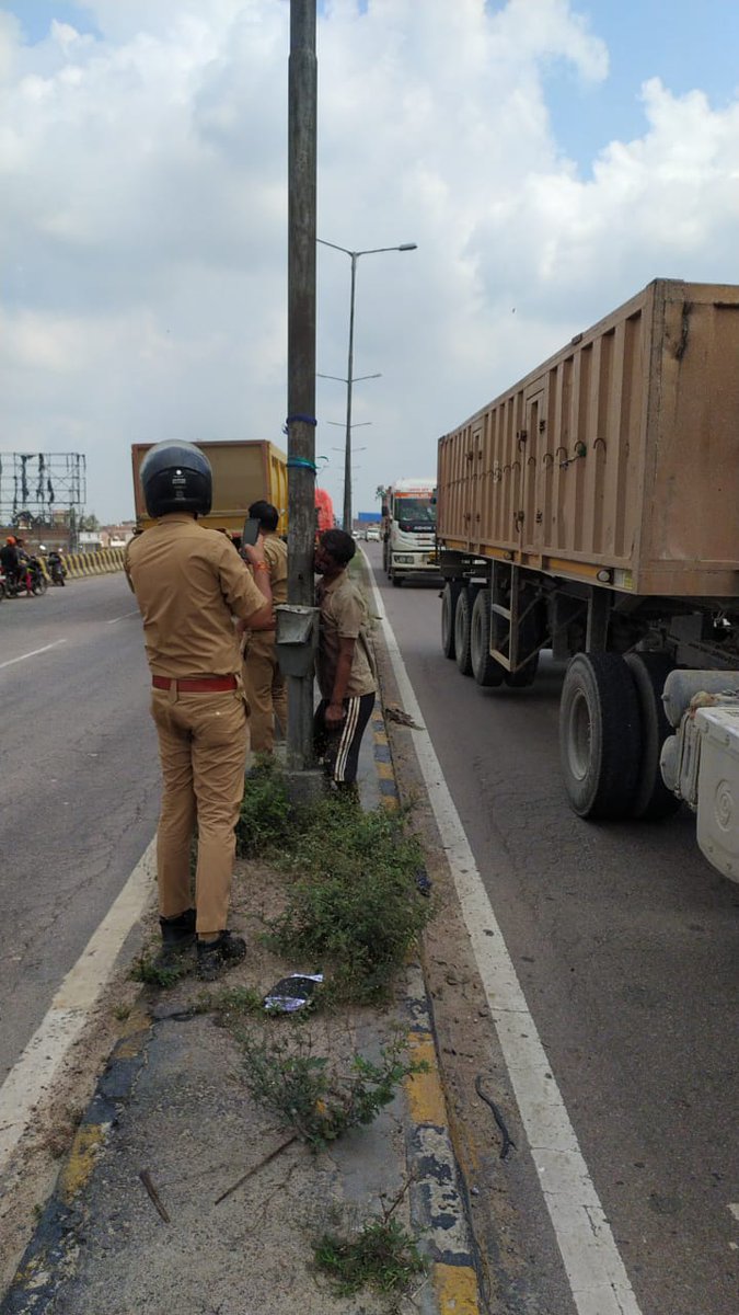 VikasJa40157938's tweet image. #उन्नाव - सदर कोतवाली के बीच कानपुर लखनऊ हाइवे पर नवीन मंडी के पास फांसी की सूचना,प्रथम दृष्टया.. हत्या की चर्चा,हाइवे पर रोड लाइट के खम्भे से लटका मिला शव,आखिर नेशनल हाईवे पर ऐसी घटना होना बहुत बड़ी बात है 24 घंटे वाहनों का आवागमन रहता है @unnaopolice @Uppolice @policemedianews