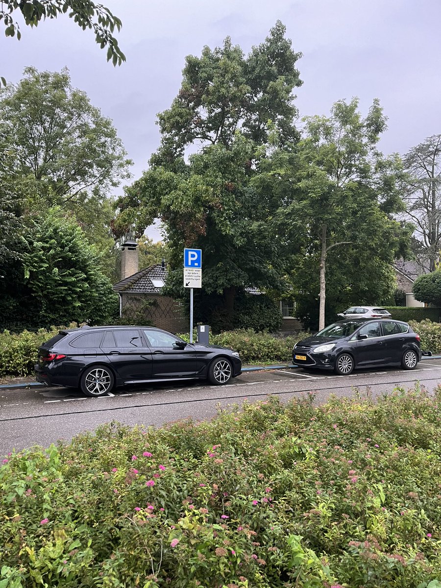 RickdeVries60's tweet photo. @haarlemmermeer  Wanneer plakken jullie er een tweede pijl bij op het bord? Er staan steeds benzineauto’s op de tweede laadplek! #Hoofddorp #Piratenweg https://t.co/Dqm82Bwssp