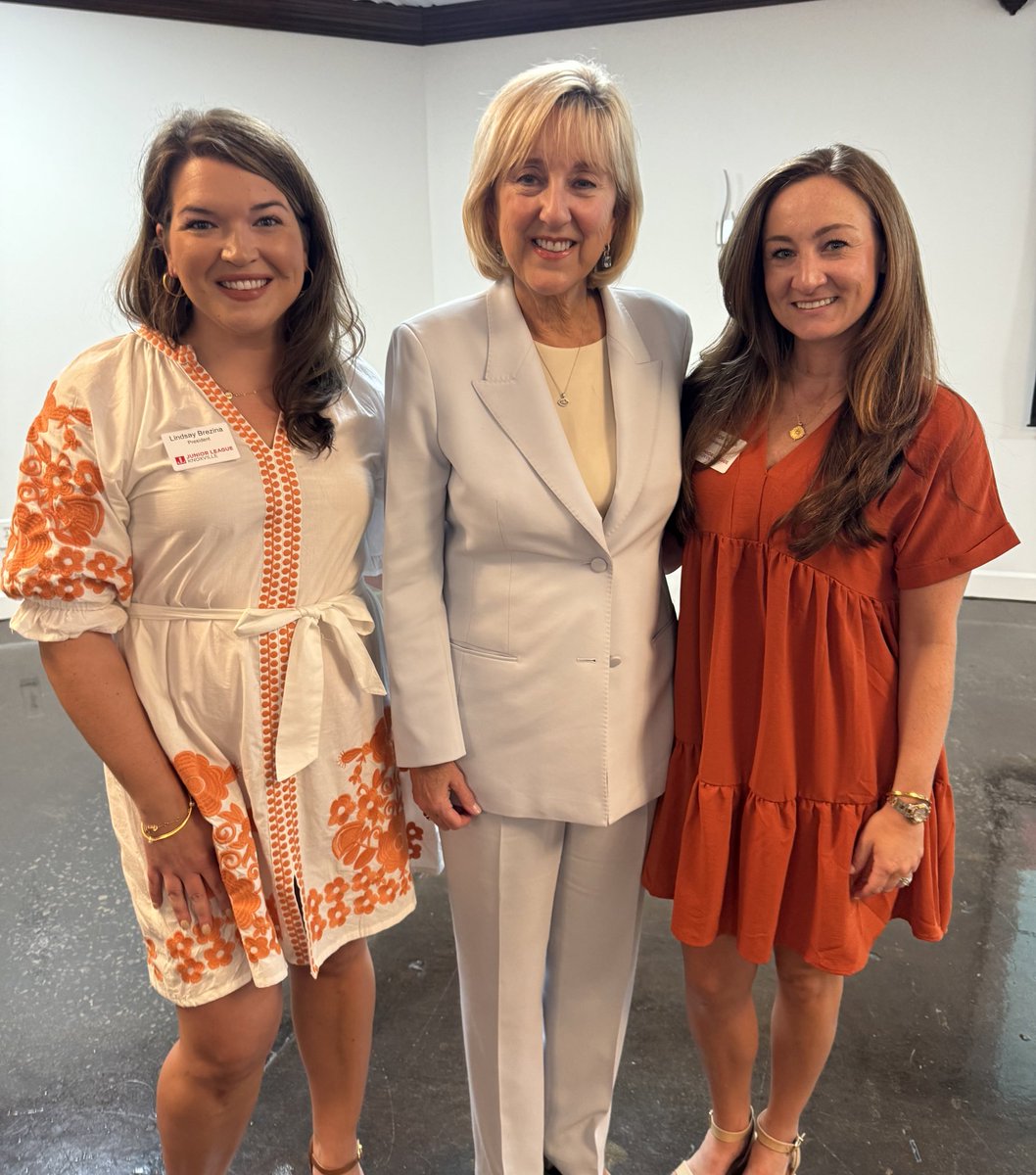 DondePlowman's tweet photo. Had a wonderful evening with the fantastic women of Junior League! As a mom, it was heartwarming to see so many little ones (aka future Vols) watch their moms lead by example tonight. I'm grateful for these women and their commitment to making a difference in our community.🧡 https://t.co/kEoec1bXy5