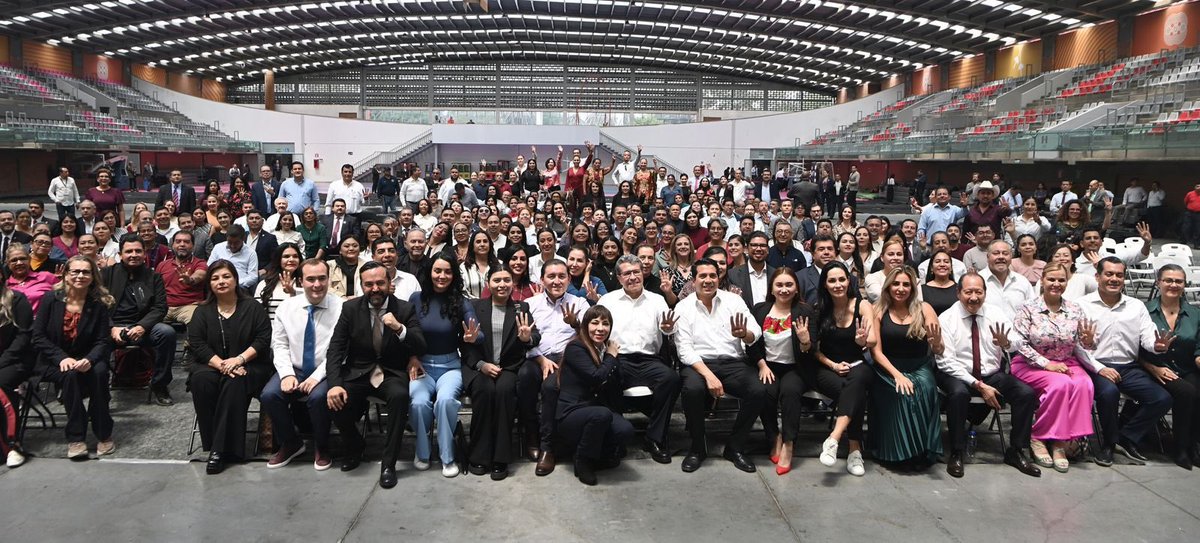 MaxKaiser75's tweet photo. Escondidos en un gimnasio, resguardados por granaderos que ya no existían, violando reglas parlamentarias, evitando el diálogo con estudiantes, abogados, jueces y todas las personas implicadas directamente en la reforma, y todo por cumplir el capricho de venganza de un señor que aborrece a la República y odia la simple noción de Estado de Derecho 

Esta foto que registra su cara de borregos abyectos y felices, por cumplirle al patrón, pasará a la historia como el momento en el que sellaron su futuro político y destruyeron el sexenio que aún no comienza