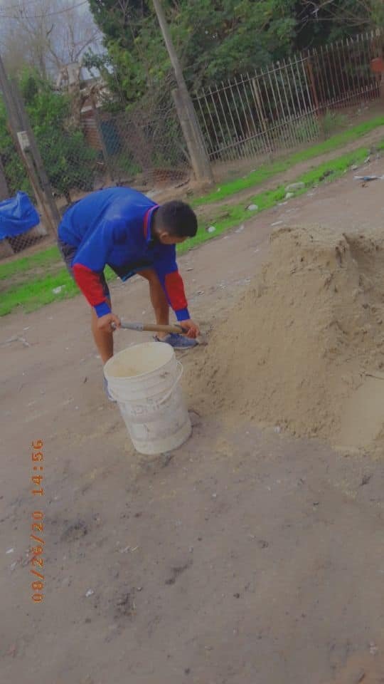 QGdoInter's tweet image. Este na primeira foto é Braian Aguirre, poucos meses antes de estrear pelo Campeonato Argentino, construindo sua casa com suas próprias mãos.

Essa semana ele foi anunciado pelo Inter e chega com status de titular da posição.

Gigante. Vai ter todo meu apoio. 🙏☕