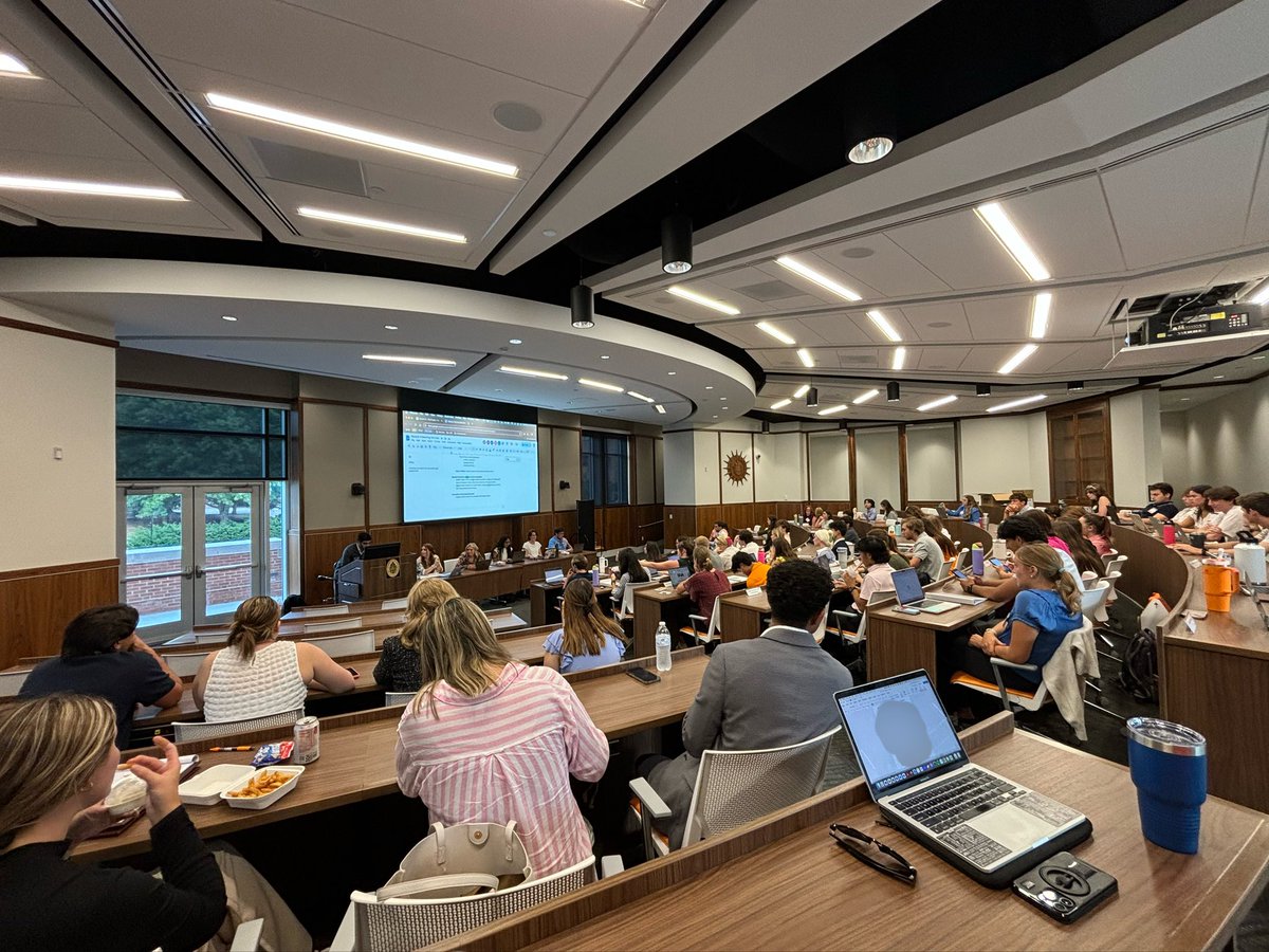 Enjoyed the visit with @utksga student senate this evening to say hello and thanks for their leadership. Appreciate too, that we have two student leaders - Senators McClurkin and Detre - serving from <a href="/utk_future/">UT FUTURE Program</a>! <a href="/UTKDOS/">Office of the Dean of Students</a> <a href="/UTKStudentLife/">UTK Student Life</a>